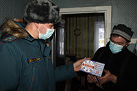 В трех деревянных многоквартирных домах установили пожарные извещатели